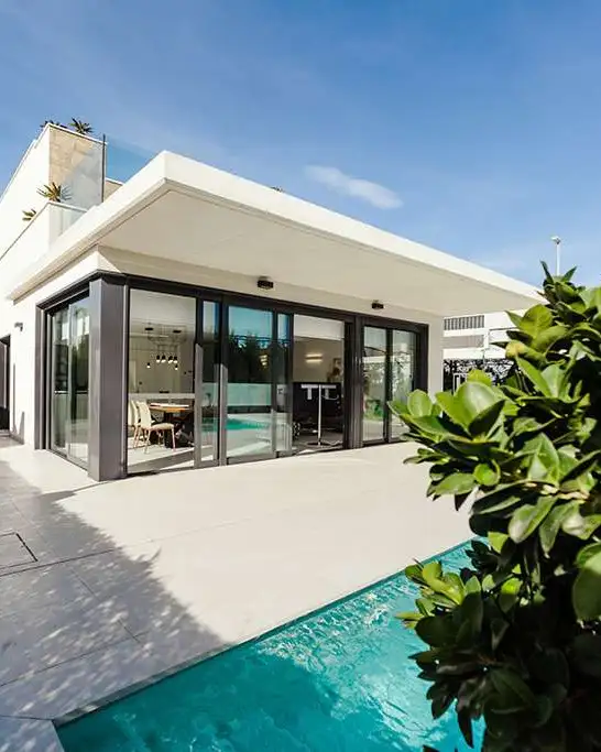 Casa moderna de color blanco con piscina y jardín