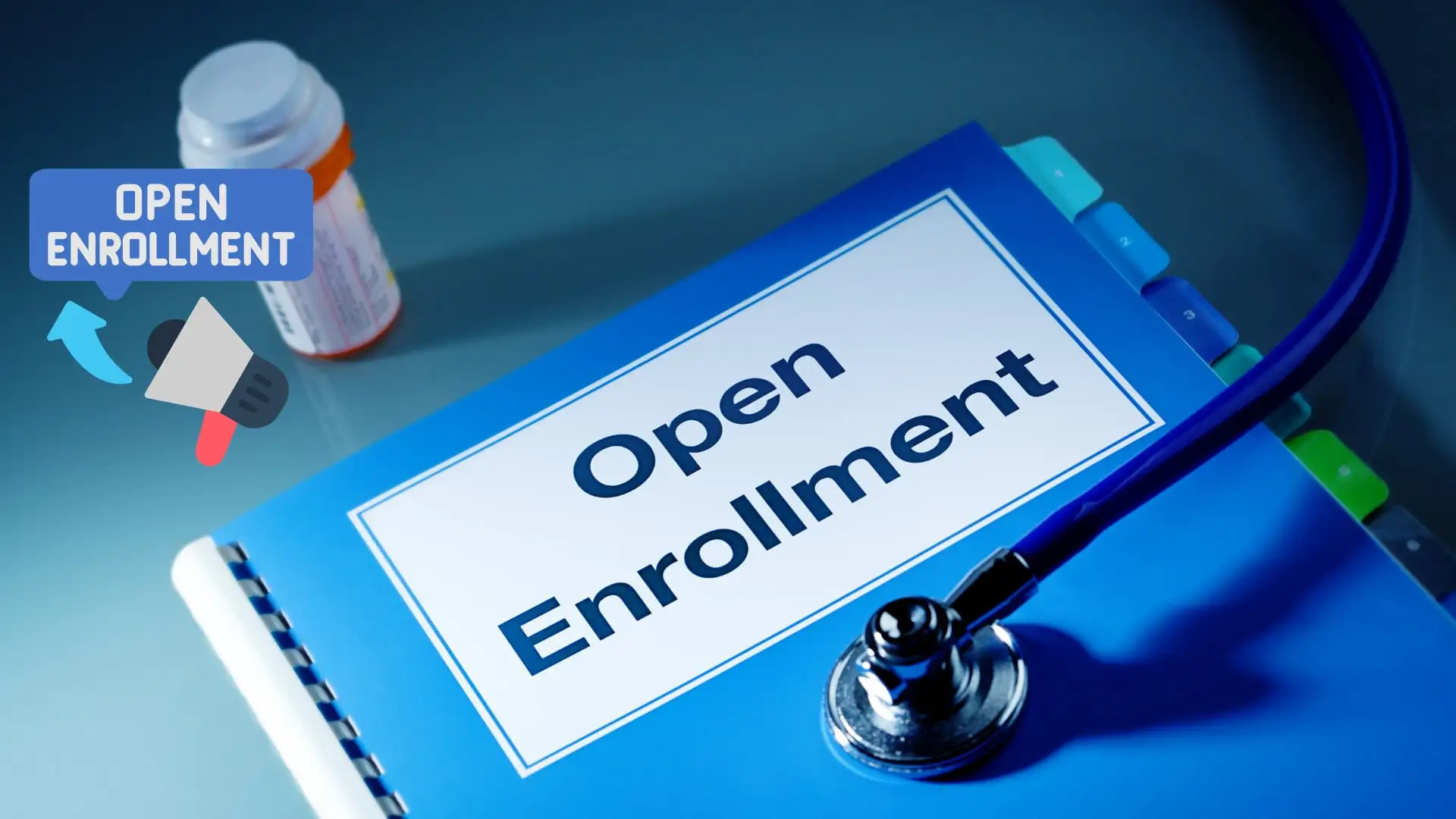 Carpeta azul con el rótulo «Open Enrollment» junto a un estetoscopio y un frasco de medicamentos