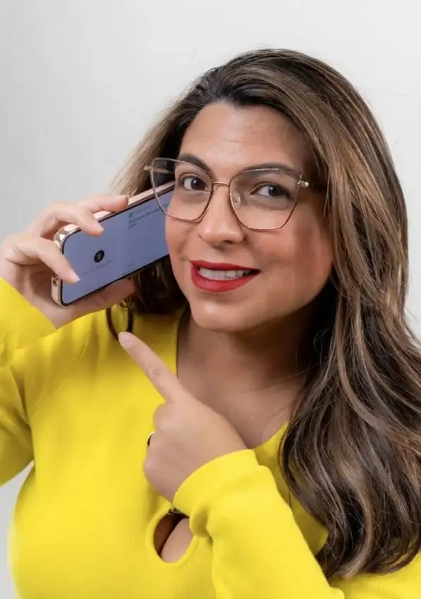 Sharon Gomez Rivas atendiendo una llamada