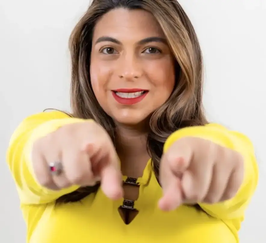 Sharon Gómez Rivas, agente de seguros de Seagull Group Advisor, señalando a la cámara