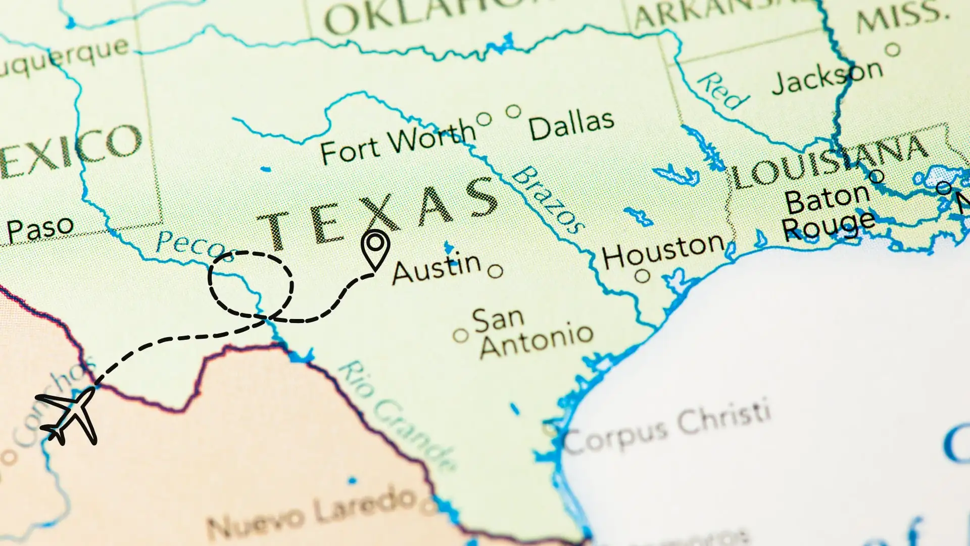 Mapa de Texas con Dallas, Austin, Houston y San Antonio y la ruta de un avión marcada con línea discontinua