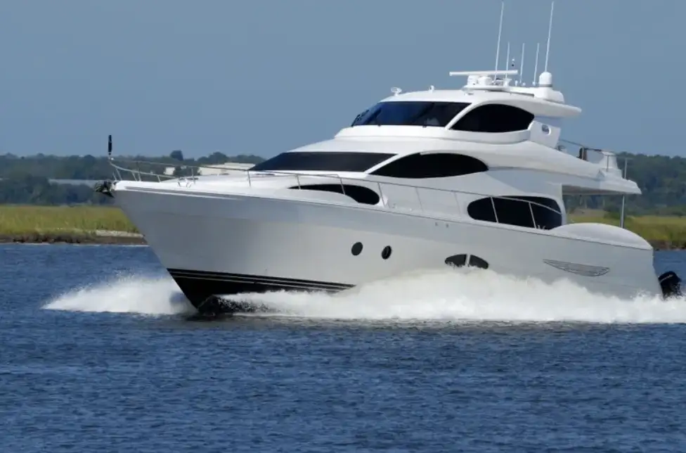 Yate blanco navegando a toda velocidad cerca de la costa