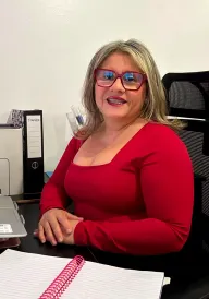 Yelitza Camejo trabajando en su escritorio